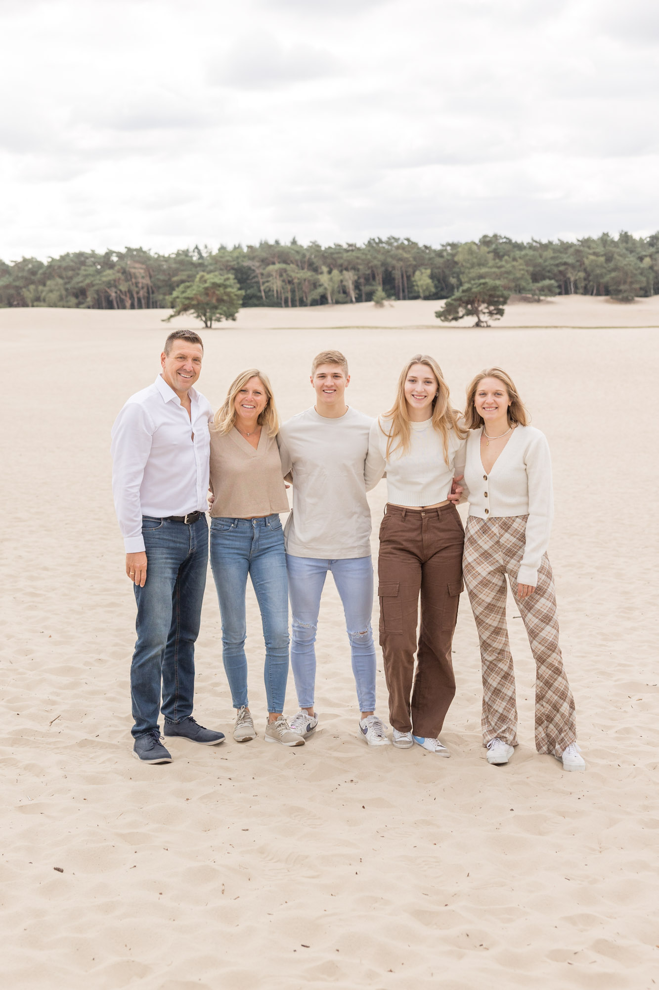 Foto van gezin bij zandverstuiving Soesterduinen door Mayra Fotografie