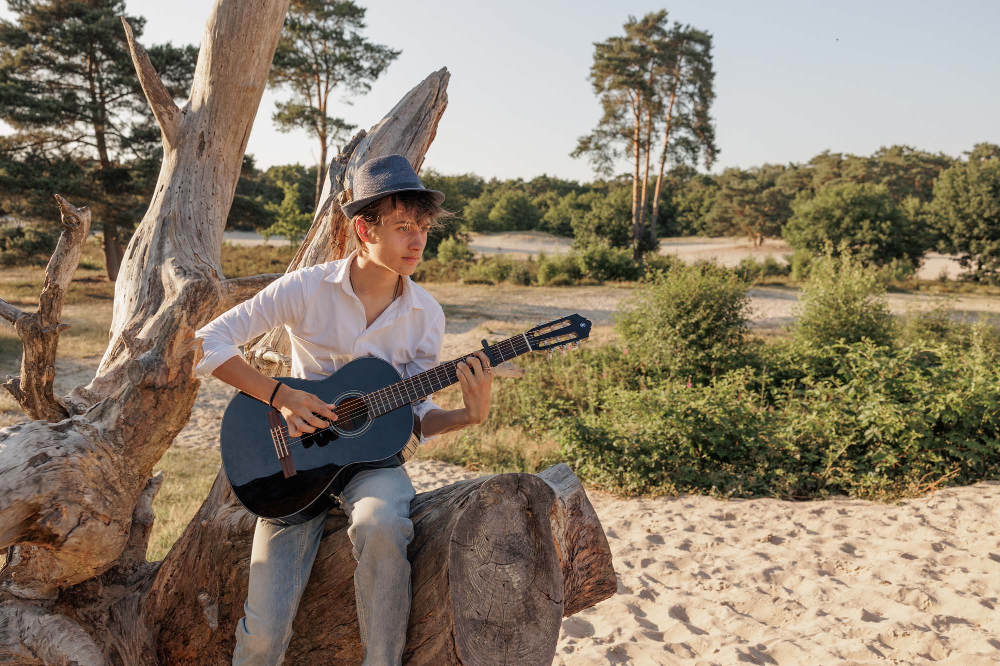 Portret van tiener jongen met gitaar door Mayra Fotografie