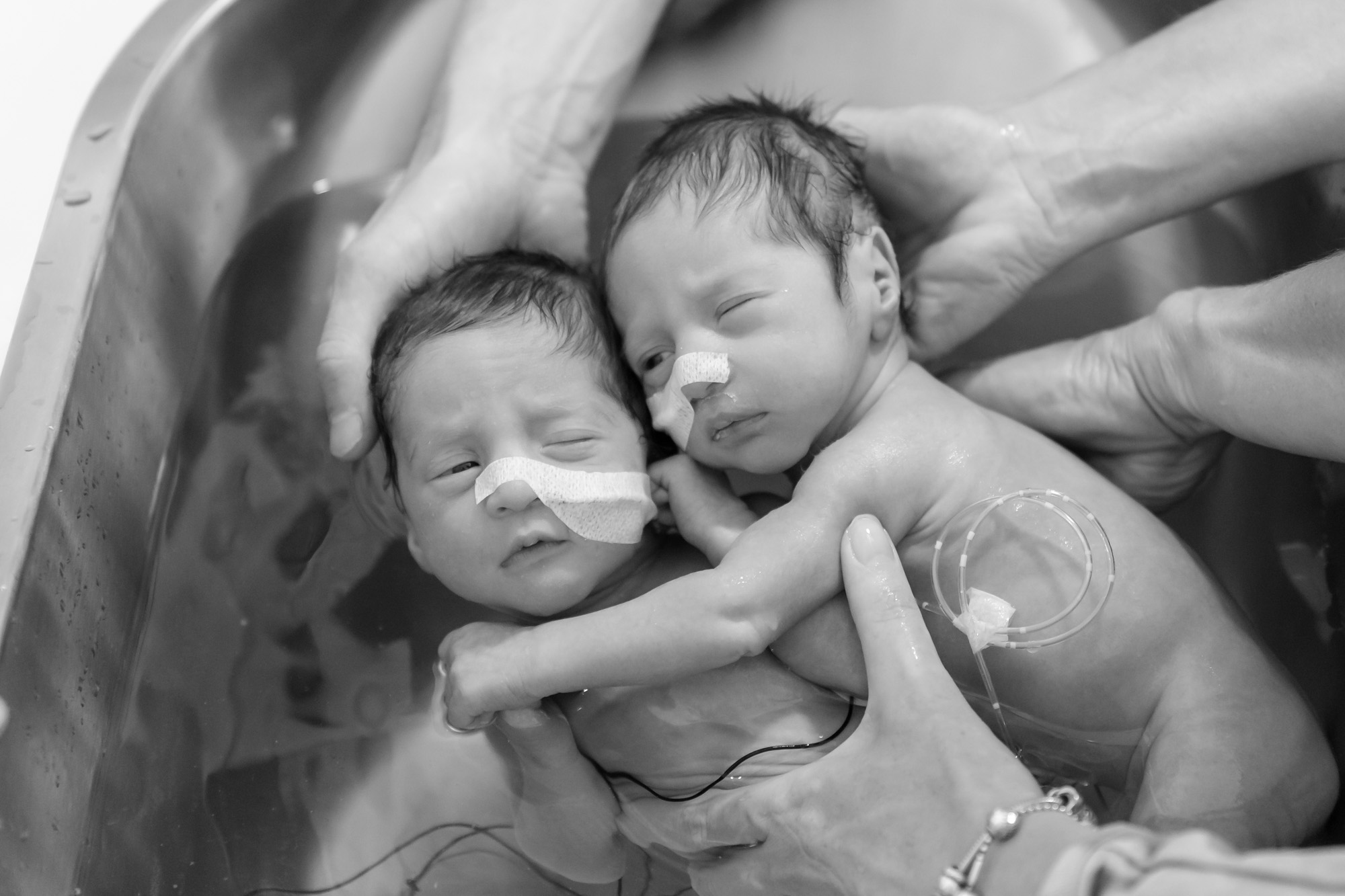 zwart-wit foto van premature tweeling baby's in bad voor stichting earlybirds door mayrafotografie