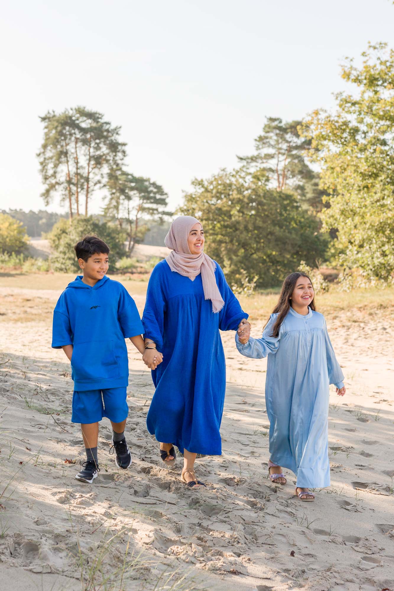 Moeder met haar kinderen wandelend bij Soesterduinen door Mayra Fotografie