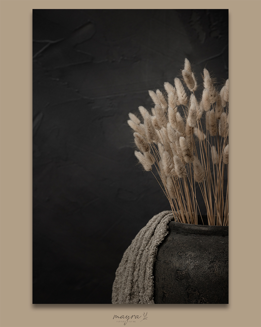 Mayra’s wanddecoratie.10 Wanddecoratie van Mayra Fotografie met stilleven van droogbloemen in kruik met shabby doek
