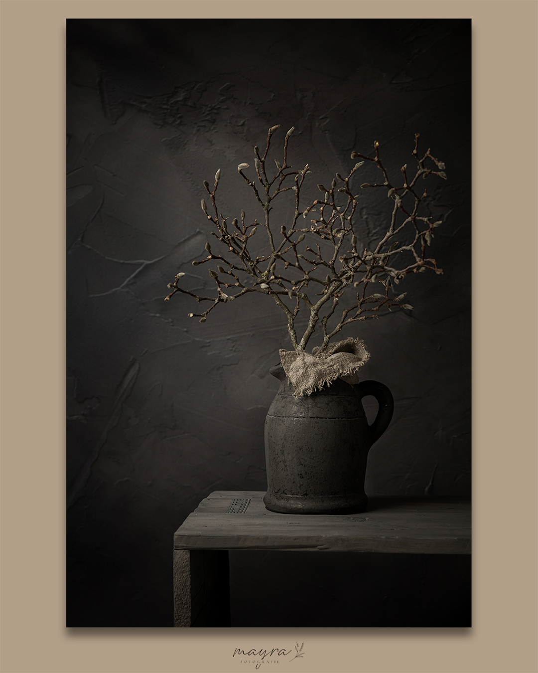 Donker stilleven van Mayra Fotografie Wanddecoratie van Mayra Fotografie van sober landelijk stilleven met magnolia takken in kruik